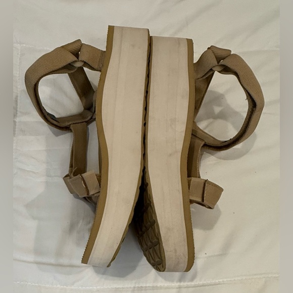 Teva Flatform Universal Sandals – Lark – Size 10 – Tan & White – 1 1/4” Platform - Picture 4 of 6